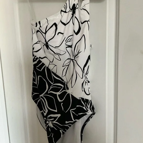 La Blanca Black and White One Piece Swimsuit - Picture 1 of 11